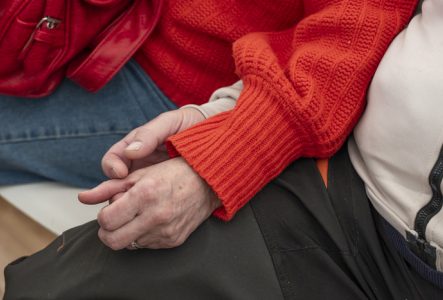 Deux personnes se tenant les mains