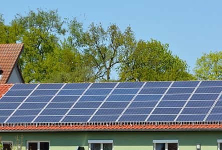 Toit avec panneaux solaires