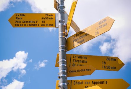 Panneaux indicateurs de chemins de randonnées suisses