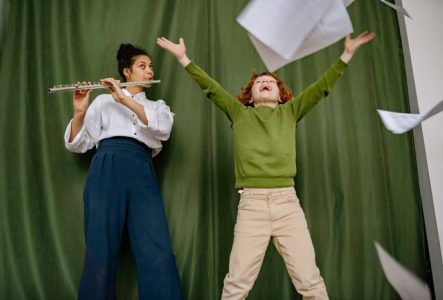 joueuse de flute et enfant heureux