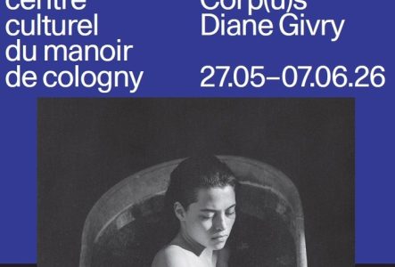 vue partielle de l'affiche de l'exposition: texte sur à plat de couleur et partie d'une photo de l'exposition