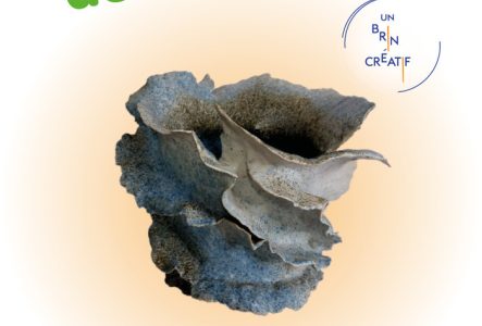 Flyer pour des cours de céramique avec une œuvre en émail bleu