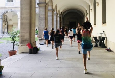 Groupe de personnes faisant du sport
