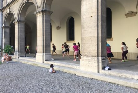 Groupe de personnes faisant du sport