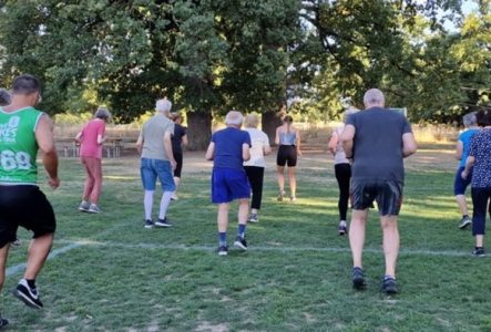 DR Cours de Réadaptation cardio-vasculaire aux Evaux. Membres du groupe cardio ARCV-Genève font une exercice d'endurance (courir sur place au rythme accéléré).