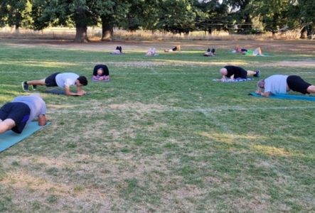 Cours de Réadaptation cardio-vasculaire aux Evaux. Membres du groupe faisant un exercice de gainage