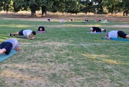 Cours de Réadaptation cardio-vasculaire aux Evaux. Membres du groupe faisant un exercice de gainage
