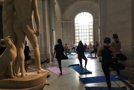 DR Groupe de personnes faisant du sport