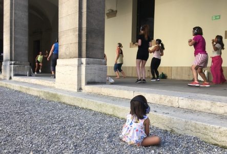 Groupe de personnes faisant du sport