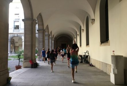Groupe de personnes faisant du sport