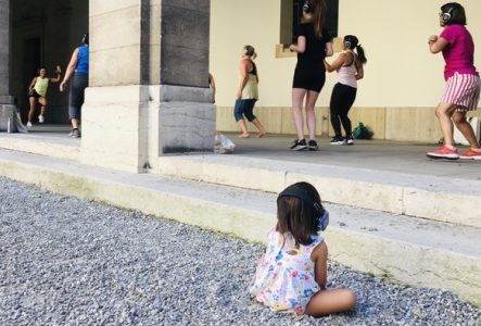 Groupe de personnes faisant du sport