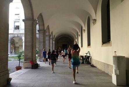 Groupe de personnes faisant du sport