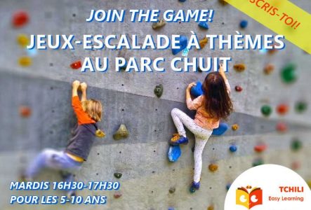 Enfants grimpant sur un bloc d'escalade