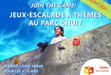 participante en haut d'un bloc pendant les jeux-escalade à thèmes