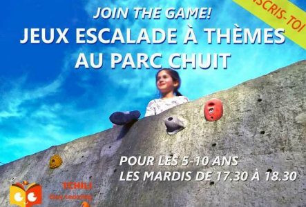 ©KB, Tchili Easy Learning fillette en haut d'un bloc d'escalade pendant les jeux-escalade à thèmes