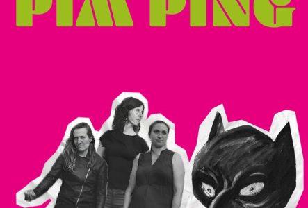 En bleu sur fond magenta l'onomatopée "PIM PING", en dessous: les photos comme découpées dans du papier journal des trois musiciennes de l'Ensemble Batida et un dessin de Nadan Rojnic, un personnage masqué, avec une cagoule qui ressemble au masque de batman