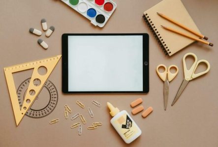 Un ipad et du matériel de bricolage