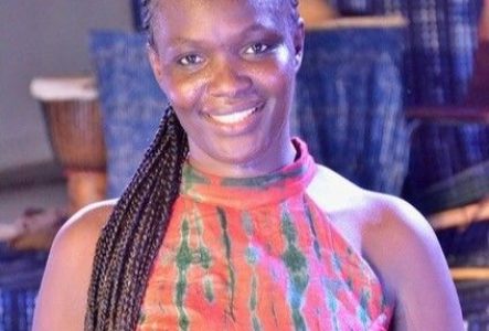 Un photo en couleur qui représente la conteuse Cathy Sarr