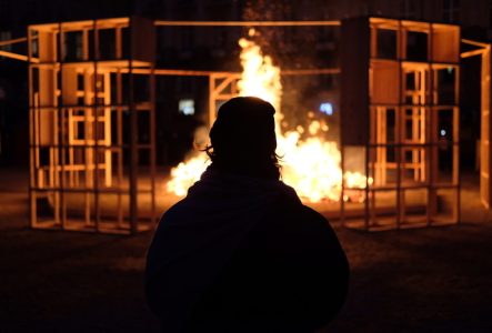 DR Une personne qui regarde une installation en bois brûler