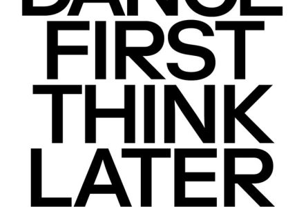 Le logo noir sur blanc de Dance First Think Later