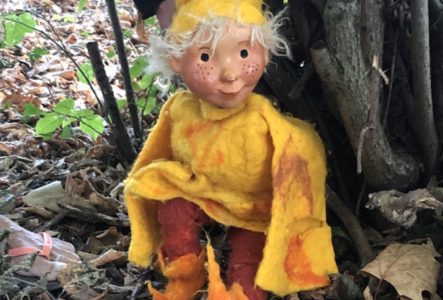 Cie les Croquettes Une marionnette assise dans les bois