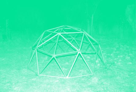 C'est une structure en metal comme une espece de coupole mais avec des ouvertures. La photoa un filtre de couleur.