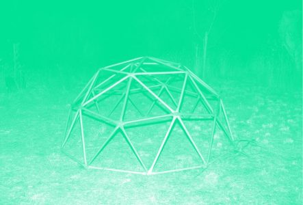 C'est une structure en metal comme une espece de coupole mais avec des ouvertures. La photoa un filtre de couleur.
