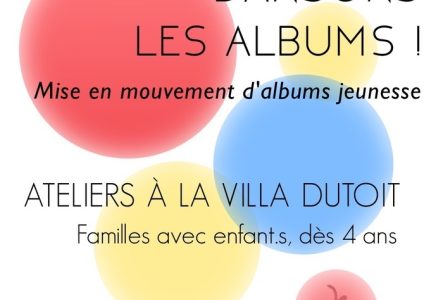 Des tâches de couleurs avec le nom de l'atelier Dansons les albums et le public concerné, familles avec enfants dès 4 ans