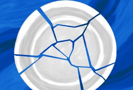 assiette brisée fond bleu marin