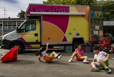 enfants jouant dans un parc avec les jeux du ludobus