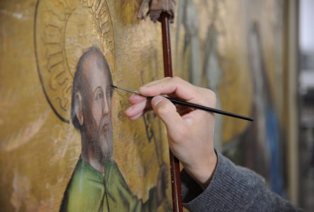 photo d'une restauratrice de tableau