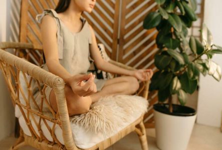 femme pratiquant du yoga sur une chaise