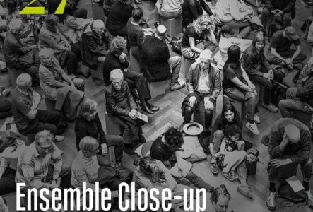 L’image montre une foule nombreuse réunie en cercle, avec des personnes assises ou allongées au sol. Le texte en vert et blanc annonce « Abonnement 26/27 » et « Ensemble Close-up – Deep Democracy », donnant une ambiance à la fois artistique et engagée.