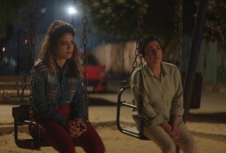 Deux personnes sur des balançoires qui semblent inquiètes