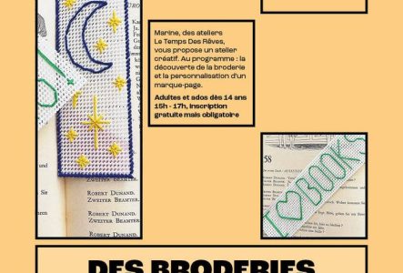 Marque-page brodé avec une lune bleue et des petites étoiles jaunes