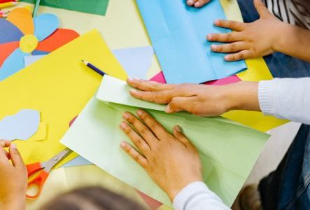 enfants qui découpent, colorient et plient