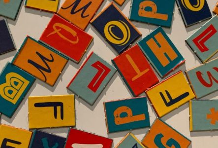 Une photo en couleur qui représente des lettres de l'alphabet en couleur, sur des pièces en carton, de format rectangulaire.