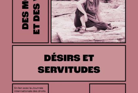 Portrait d'une femme assise en tailleur sur des rochers.