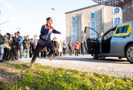 © Aron Urb l'interprète, une voiture, le public