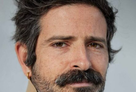 Portait de Devendra Banhart sur fond gris