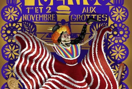dia de los muertos / danseuse mexicaine en grande robe colorée / offrandes pour l'autel-fontaine.