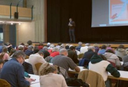 Participants en train d'écrire le texte dicté