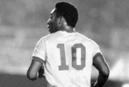 Photo en noir et blanc montrant le footballeur Pelé de dos avec un maillot arborant le numéro 10.