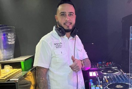 Un portrait de Dj Chivi derrière ses platines