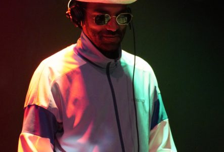 Portrait de Mah'mood aux platines sous des lumières de couleur