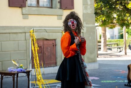1 clown qui chante