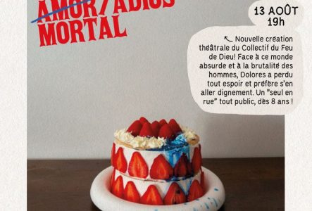 l'image présente un gâteau au fraise, les informations sont écrites autour