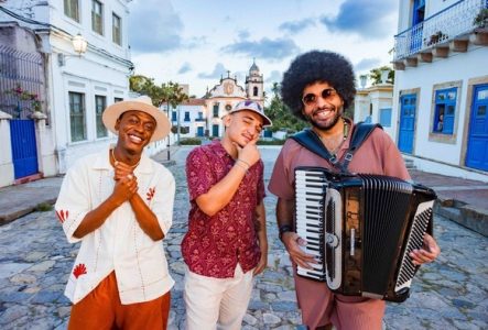 Photo des 3 musiciens dans la rue dont un des membres avec un accordéon