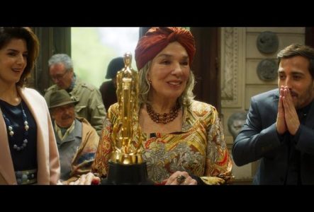 Une femme qui tient un oscar