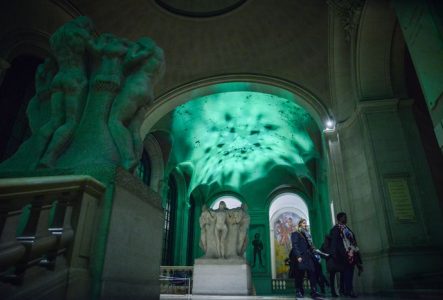 Vue de l'intérieur du musée avec éclairage festif